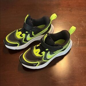 Nike Kids Black and Neon Yellow Sneakers